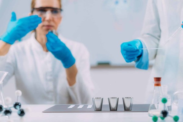 Quelles techniques peuvent améliorer la capacité d'un chien à suivre des pistes olfactives ?